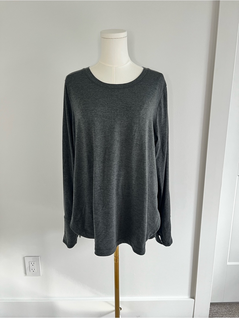 Athleta Uptempo Dark Charcoal Gray Long Sleeve Tee